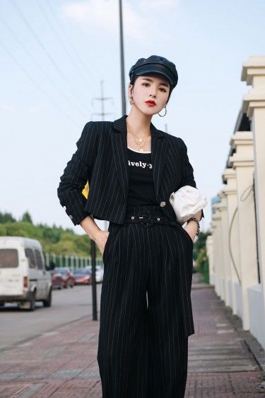 GENTLEWOMAN<br>细条纹短款西装