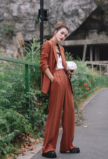 GENTLEWOMAN<br>砖红西装