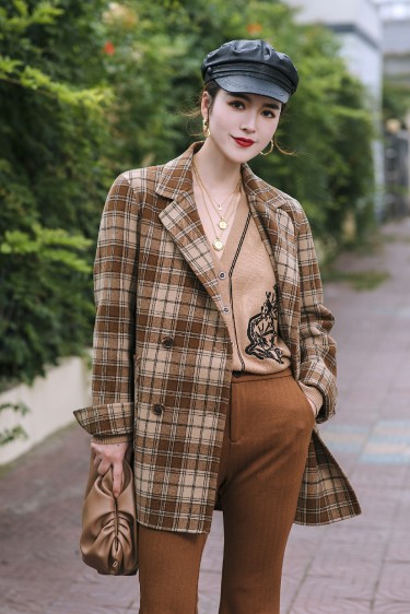 VINTAGE<br>咖色格纹羊毛大衣