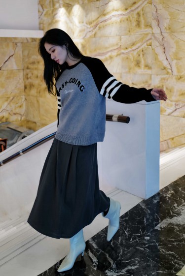 LEISURE<br>黑灰色撞色套头毛衫