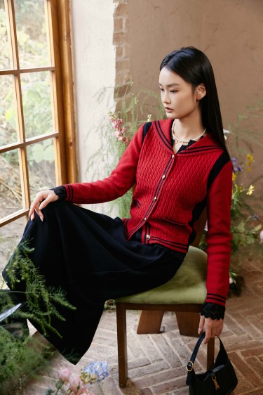 FASHION<br>红黑撞色开衫