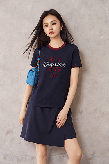 IN STYLE<br>藏青撞色字母 T 恤...